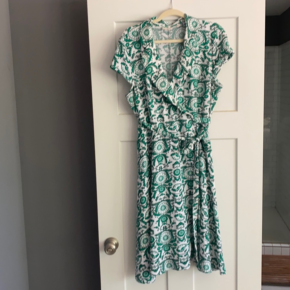 Eva Menedes green and white wrap dress